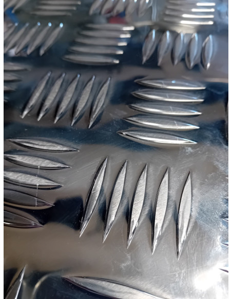 SECONDE VIE - COFFRE ALUMINIUM 95L DIM. 850/610X300X470 MM Aluminium strié, Brut