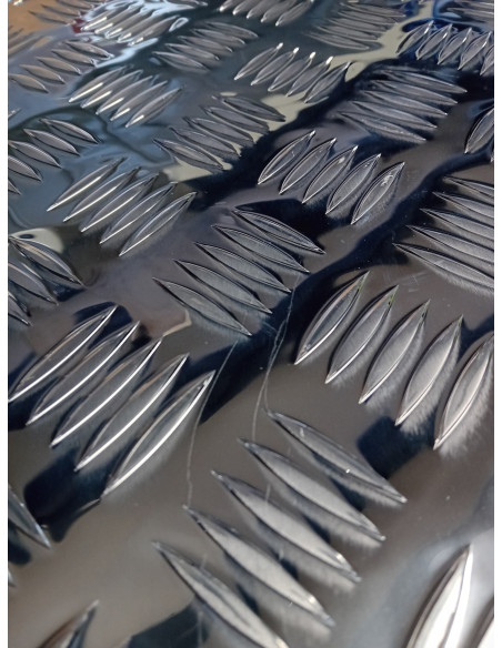 SECONDE VIE - COFFRE ALUMINIUM 95L DIM. 850/610X300X470 MM Aluminium strié, Brut